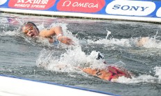 开云体育中国-游泳比赛中，日本选手打破世界纪录夺得冠军