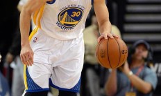 开云体育官网-勇士大胜篮网：库里的三分如神助球队获胜的简单介绍