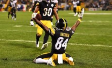 开云体育在线-老鹰逆转骑士，场内激烈对抗看点十足