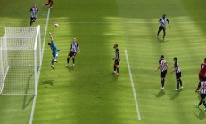 开云下载-足球比赛中球员间对抗，技术对决