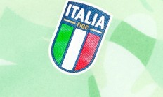 开云体育入口-意大利女足队员在比赛中力拼对手，取胜