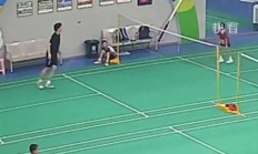 开云APP-球员飞身救球，全场球迷动容赞叹