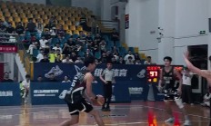 开云下载-一场惊心动魄的比赛，场面扣人心弦