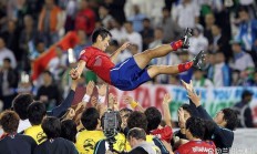 开云体育官网-巴萨队员飘逸动作，攻防转换自如