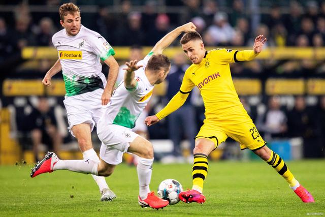 包含维尔茨堡前锋因伤无缘与门兴格拉德巴赫的比赛的词条