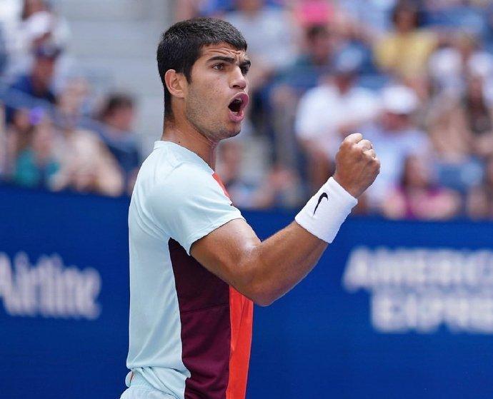 白俄罗斯划船选手激战三回合,勇夺冠军 白俄罗斯划船选手激战三回合,勇夺冠军