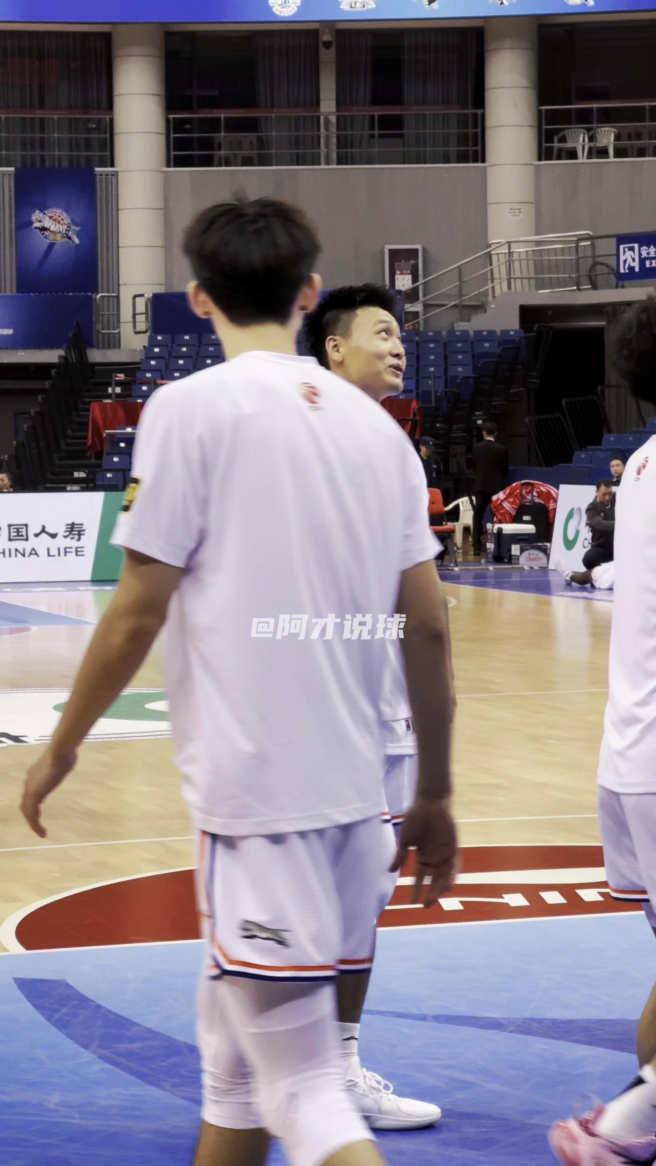 关于CBA联赛推迟，球员们在家中保持训练状态的信息