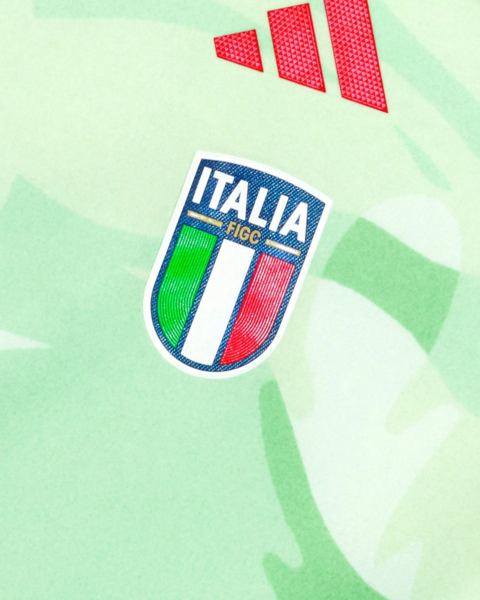 意大利女足队员在比赛中力拼对手，取胜