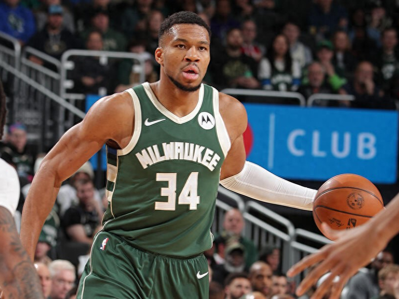 雄鹿险胜马刺,米德尔顿绝杀完成逆转 雄鹿险胜马刺,米德尔顿绝杀完成逆转