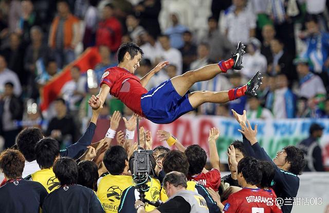 巴萨队员飘逸动作,攻防转换自如 巴萨队员飘逸动作,攻防转换自如