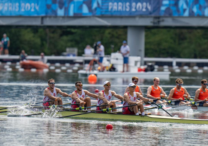 赛艇比赛中，英国选手勇夺第一名