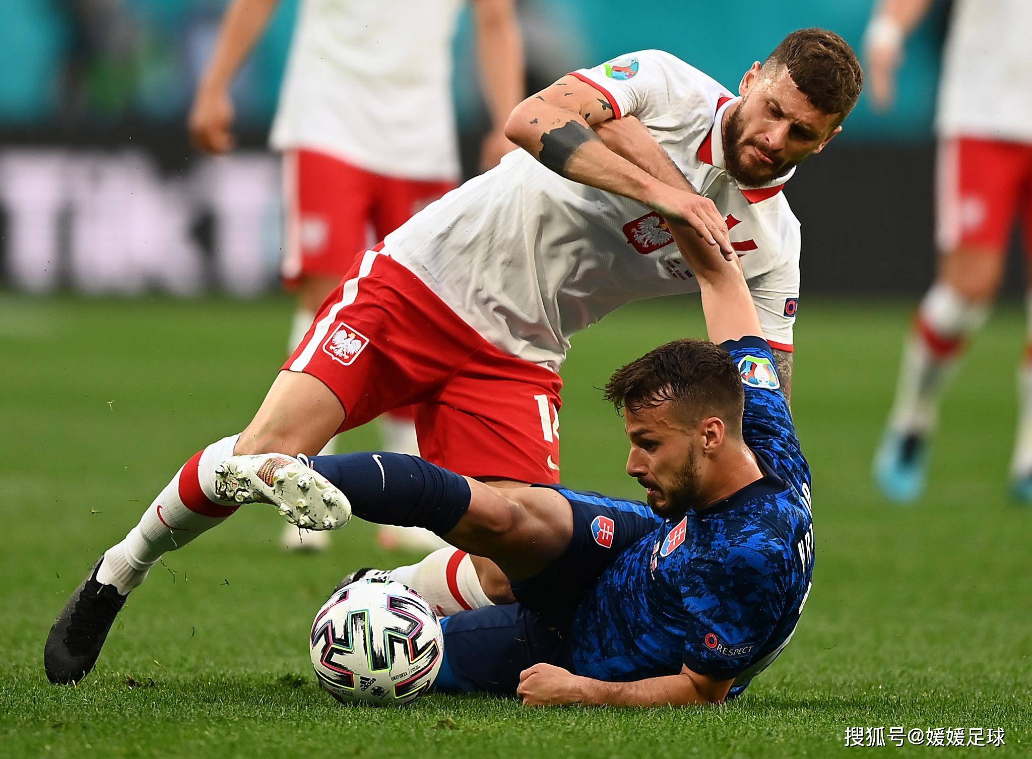 欧洲杯预选赛火爆比赛，球员奋力打拼赛场飙花