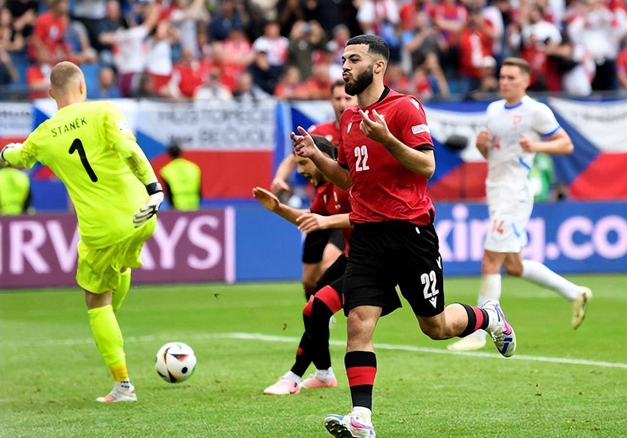 欧洲杯预选赛火爆比赛，球员奋力打拼赛场飙花