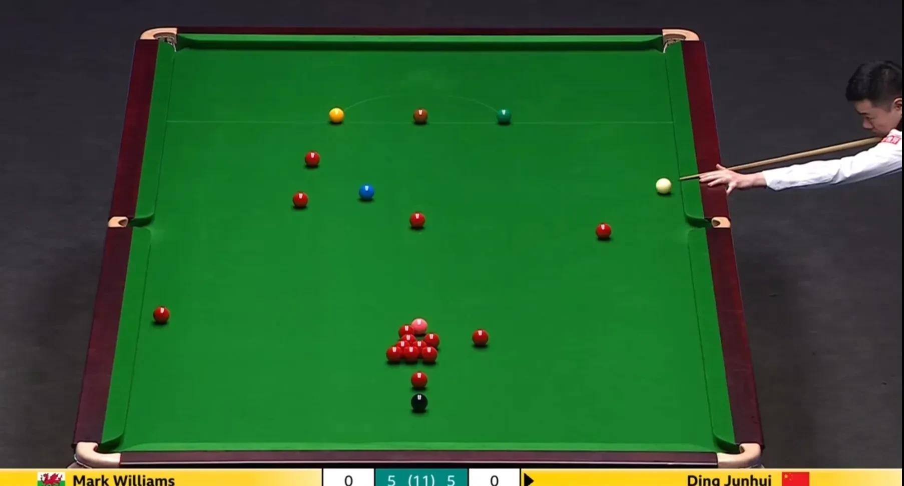 球场上的对决紧张刺激让人屏息