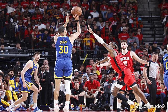 球场上的对决紧张刺激让人屏息