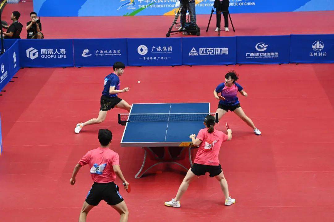 菲律宾选手斩获拔河比赛冠军