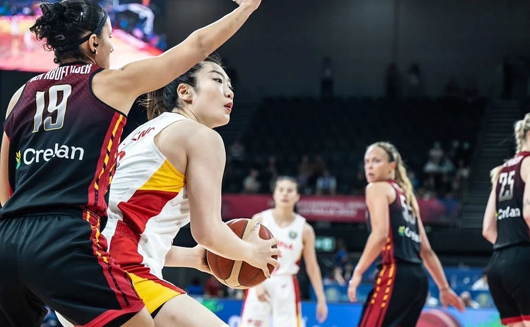 荷兰女篮队加时完胜比利时队，晋级四强