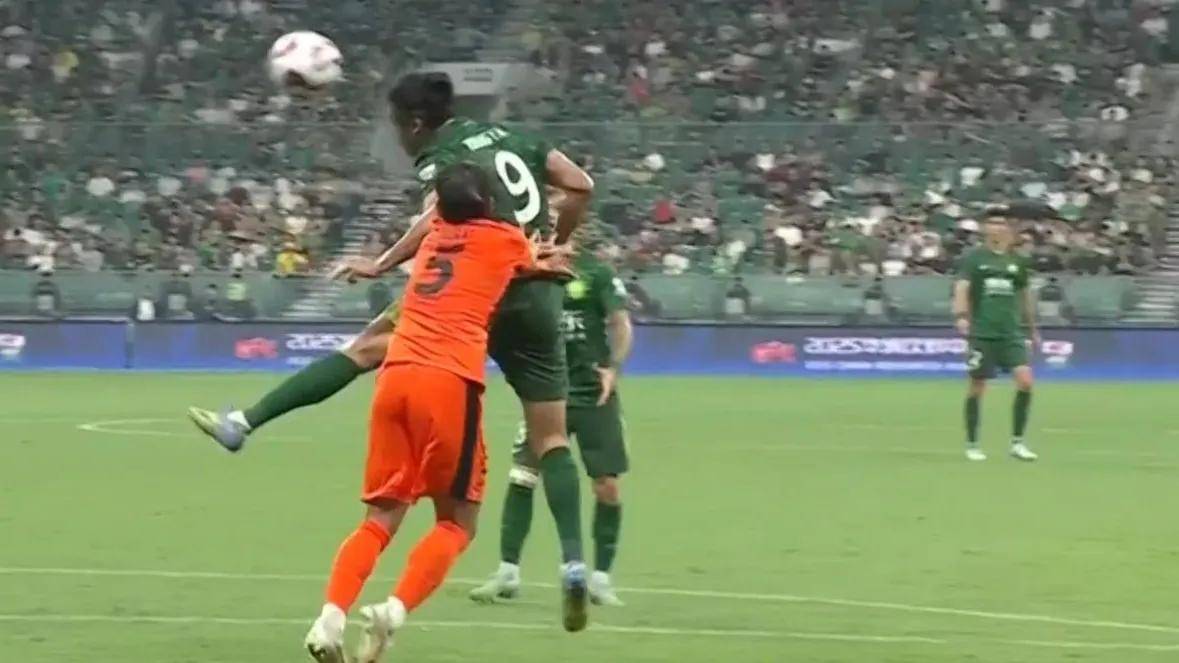 瓦拉多利德门将大放异彩,扑出点球守住胜利 瓦拉多利德门将大放异彩,扑出点球守住胜利