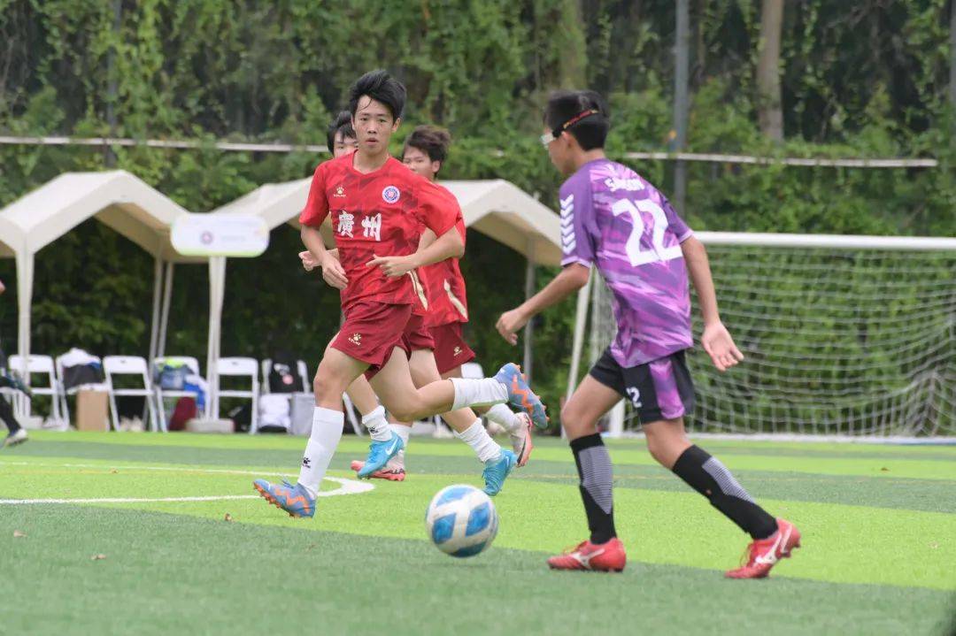 足球联赛竞争白热化,各队全力以赴争夺冠军 足球联赛竞争白热化,各队全力以赴争夺冠军