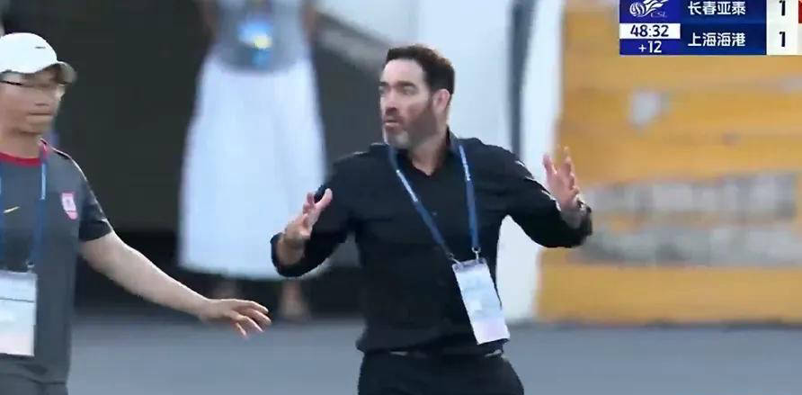 中超比赛裁判因判罚争议遭球迷疯狂吹