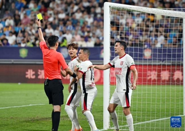 中超比赛裁判因判罚争议遭球迷疯狂吹
