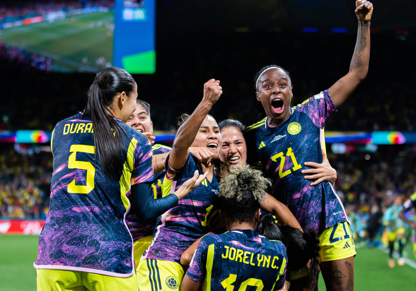 加拿大女足在比赛中展现团结一心的精神