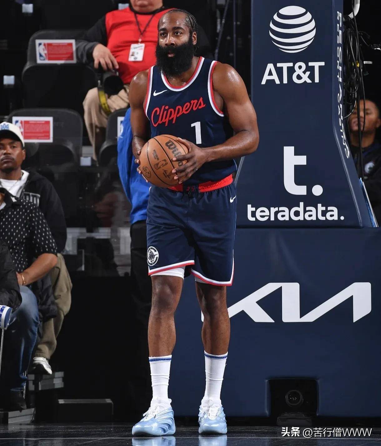 开拓者队客场连胜，逆袭快船队