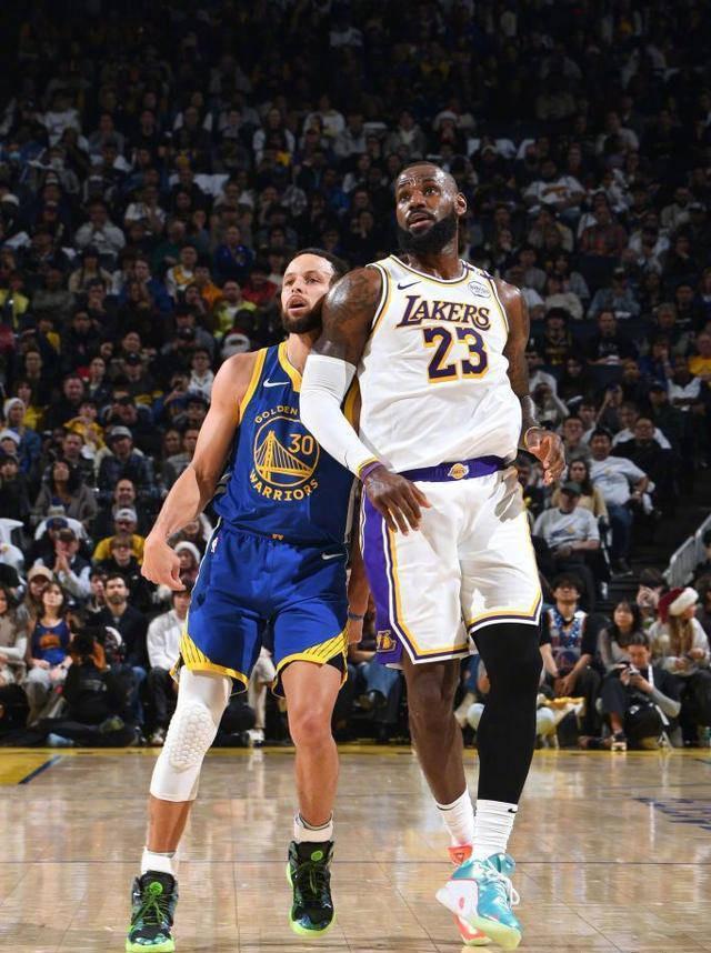 明星球员频频现身场边激战，球风振奋人心的简单介绍