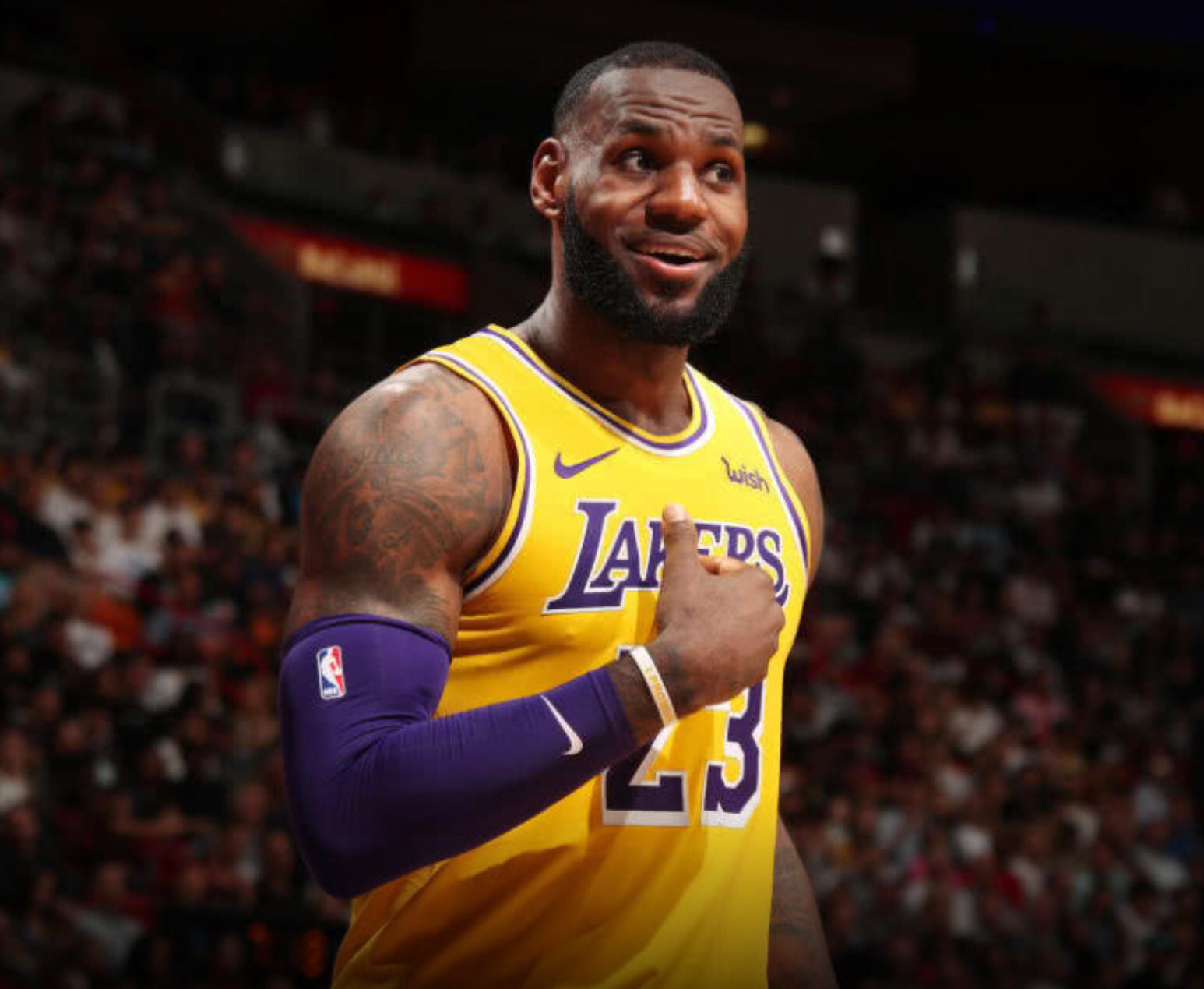 全队团结一心,球员奋勇拼搏取得胜利连胜 全队团结一心,球员奋勇拼搏取得胜利连胜