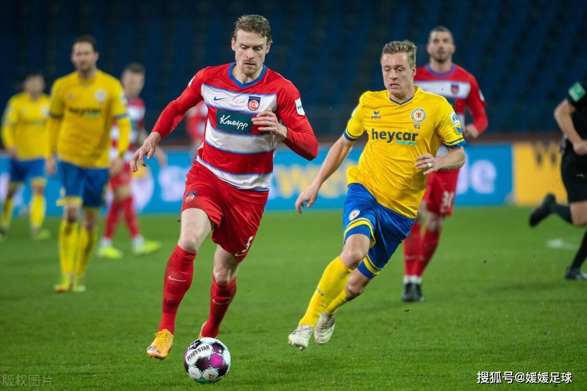 柏林赫塔冲刺胜利,球迷热情支持 柏林赫塔冲刺胜利,球迷热情支持