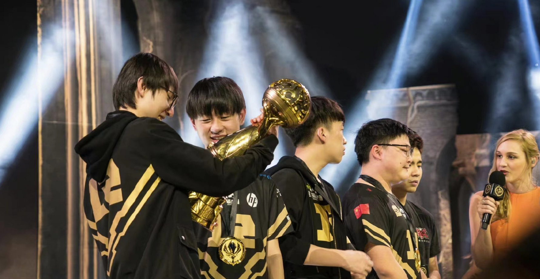 包含RNG碾压FNC,Crisp完成史诗逆转宿敌对决入围赛,强势挺进下一轮的词条 包含RNG碾压FNC,Crisp完成史诗逆转宿敌对决入围赛,强势挺进下一轮的词条