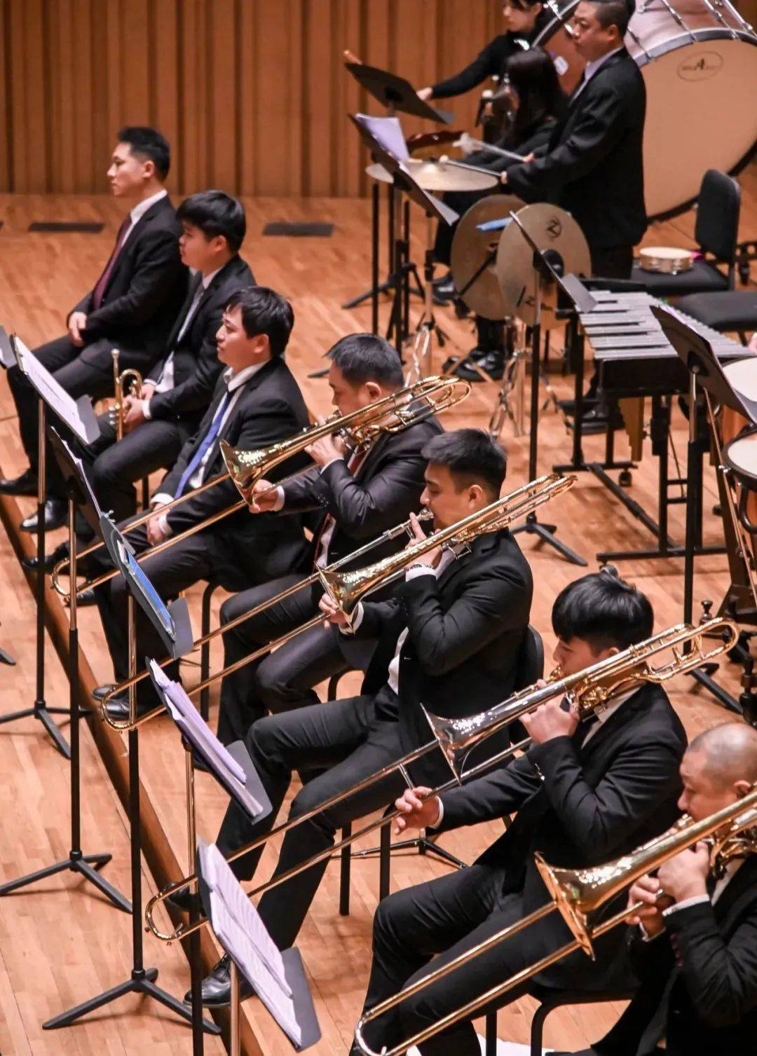 HLE险胜TES，BDD团战一打五强强对话成都决赛之夜，点燃全场激情的简单介绍