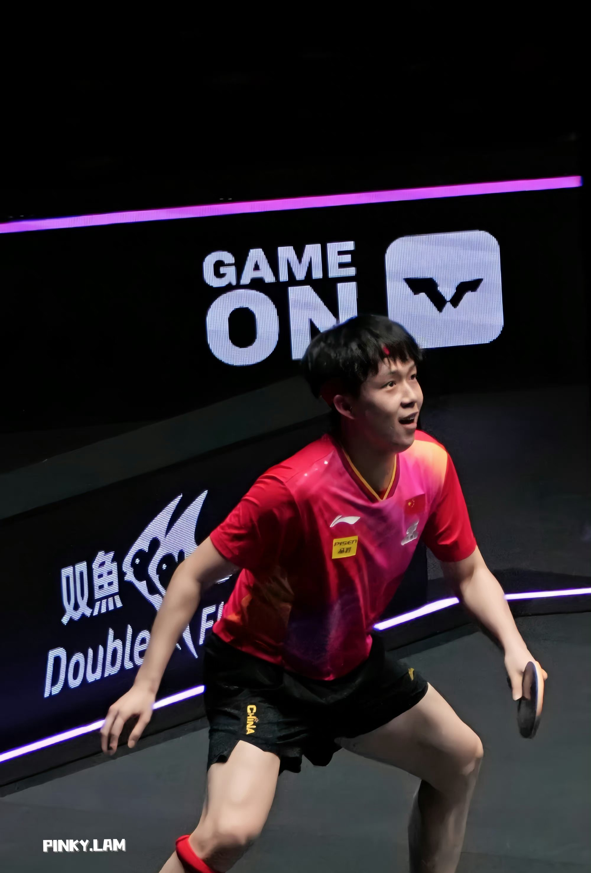 赛场上的瞬间精彩,观众沸腾不已 赛场上的瞬间精彩,观众沸腾不已