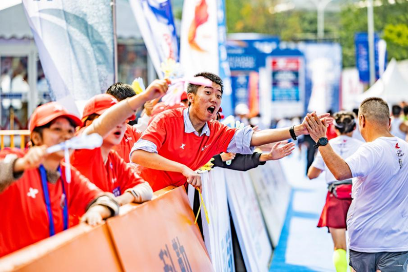 赛场上的瞬间精彩,观众沸腾不已 赛场上的瞬间精彩,观众沸腾不已