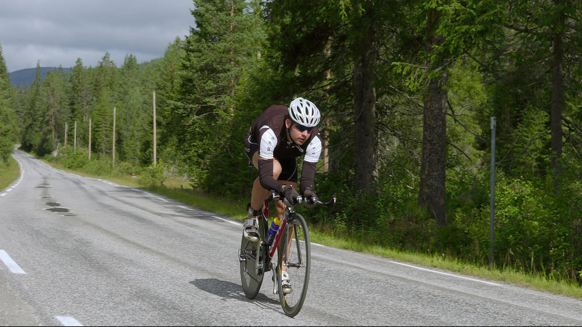 跨界风暴，荷兰足球稳胜西班牙，久保建英F1街道赛霸气接管