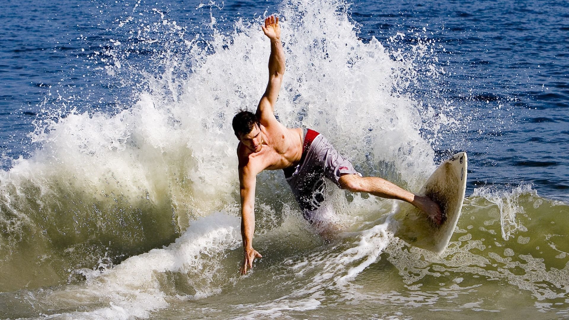 大卫的投石索，佩雷兹高光助红牛二队鏖战梅赛德斯巨人